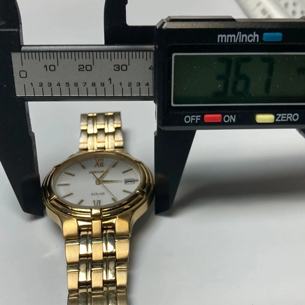 Seiko solar, V157-0AA0 R2, gold tone, white textured dial, vintage